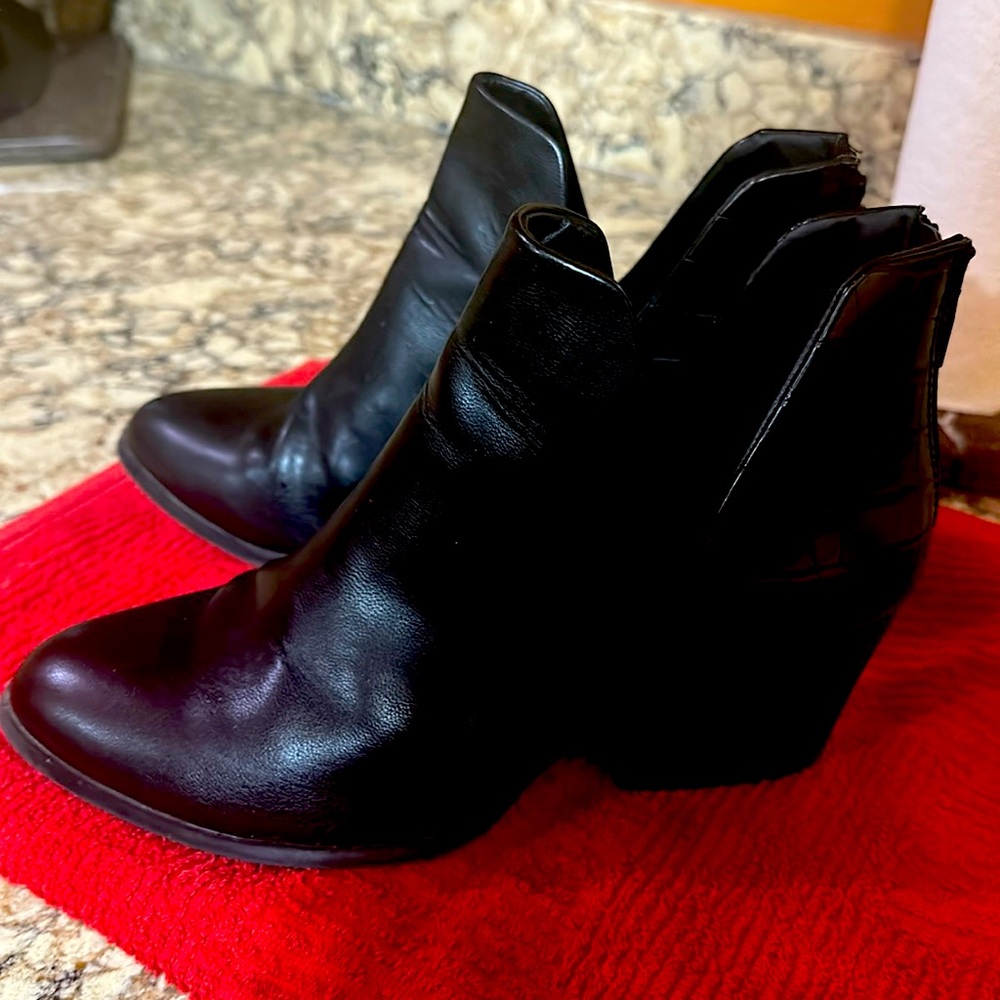 Ankle boots with zipper in back